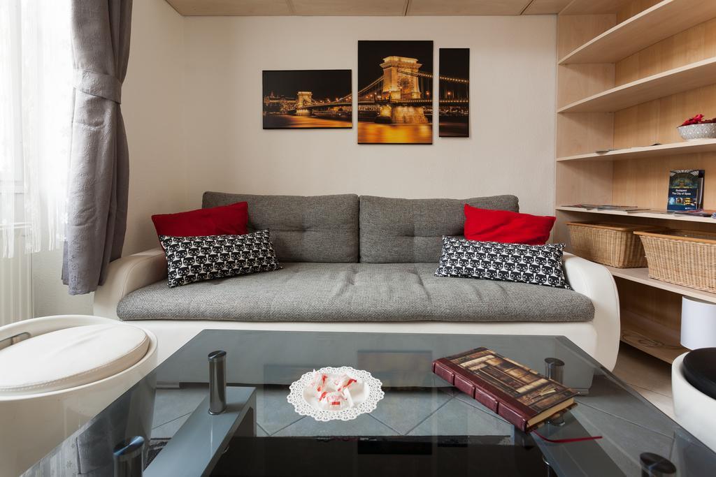 Feel At Home Apartment Budapest Esterno foto